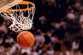 开云体育入口-新疆队争冠战胜出辽宁队，贝恩连续得分拉开差距，王朝更迭的序章