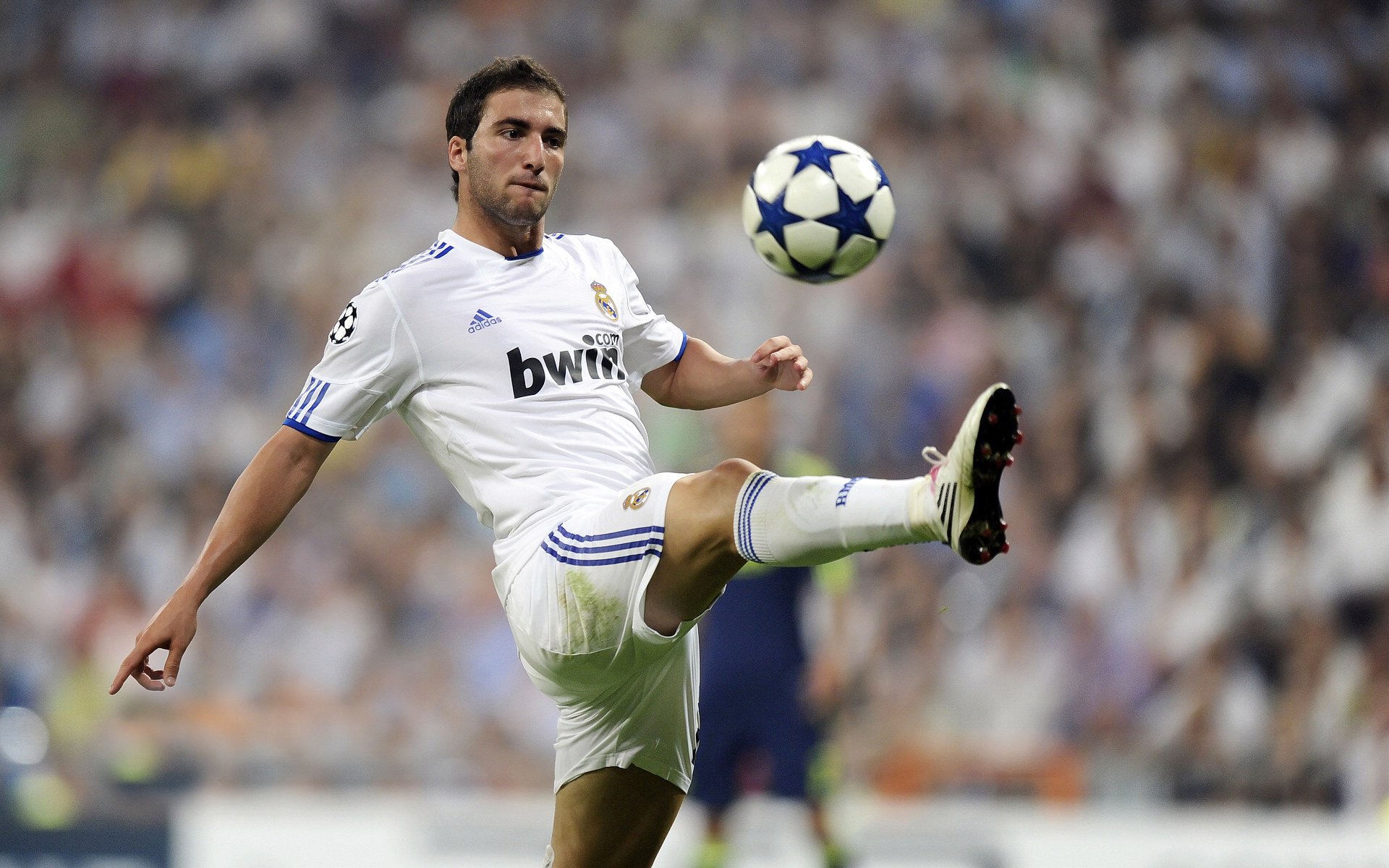 当F1引擎轰鸣时,他正用数据统治绿茵场,巴斯托尼的争冠之夜